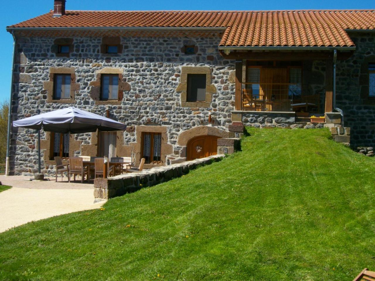 Le Clos Des Pierres Rouges Saint-Privat-dʼAllier Kültér fotó